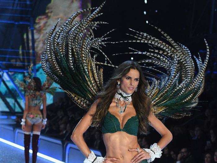 And Izabel Goulart shut it down with her red boots and wings.