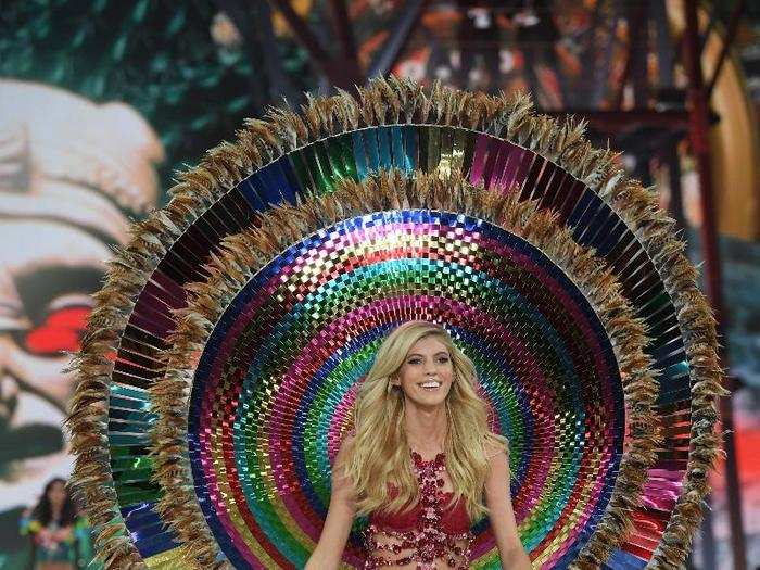 Meanwhile Devon Windsor carried this humongous circle thing.