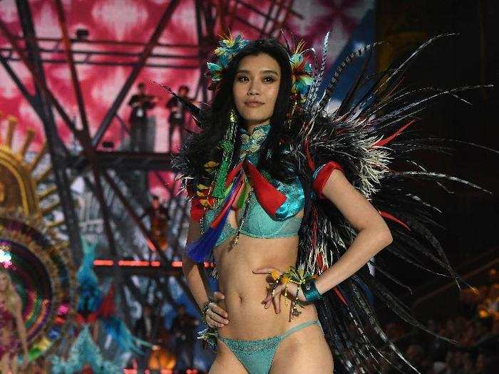 Chinese model Ming Xi wore her feathers proudly.