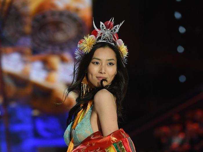 Liu Wen looked gorgeous in her colorful getup.