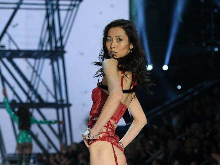 Liui Wen showed off a barely-there red corset.