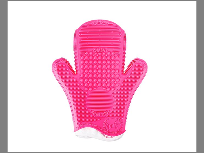 Makeup brush cleaning glove