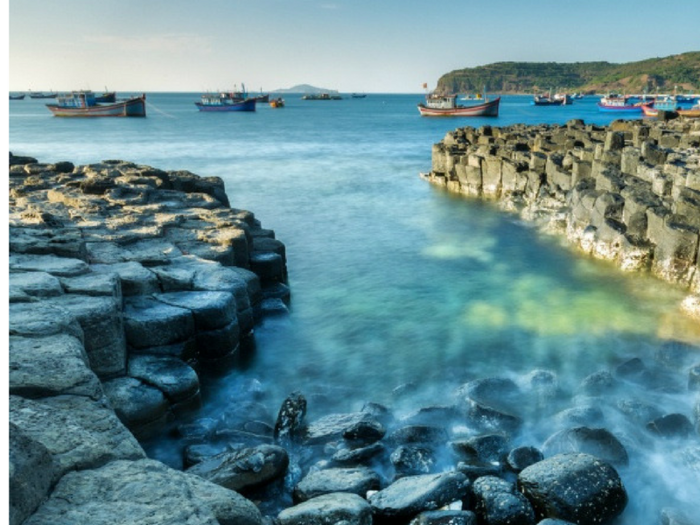 Giants Causeway Beach