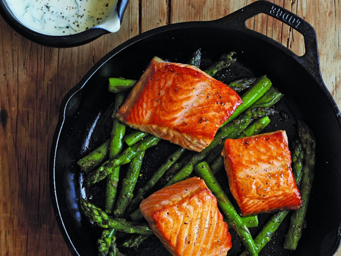 A cast iron skillet that retains heat