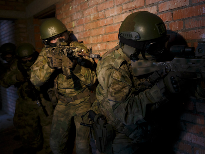 And here are Russian special forces soldiers doing the same thing.