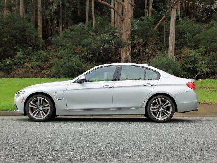 The 330e is a good choice for people who want a luxury plug-in hybrid sedan, with the performance pedigree of a BMW.