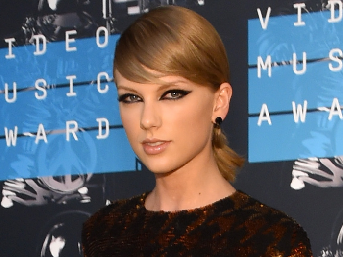 At the 2015 Video Music Awards, she went for daring eye makeup and a low pony tail.