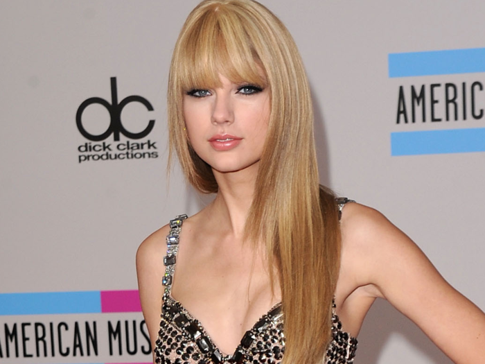 After that, Taylor began to play with her beauty look. She straightened her hair and rocked blunt bangs at the 2010 American Music Awards.