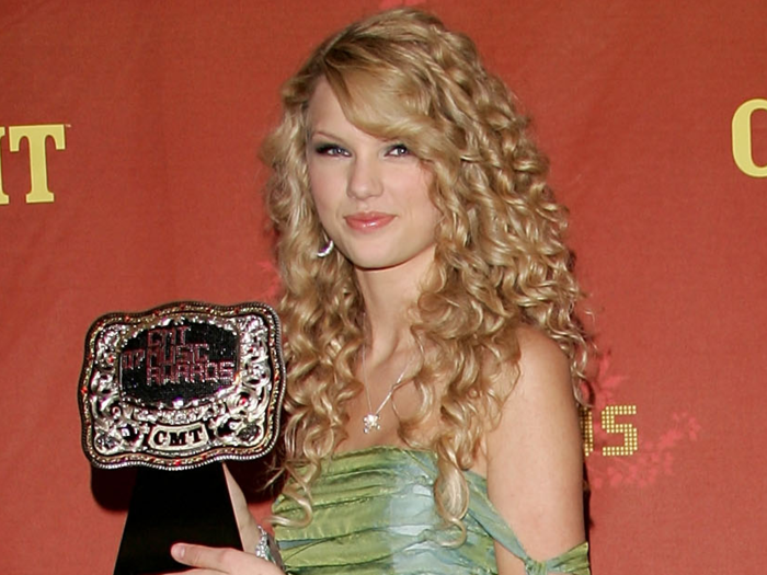 Taylor won her first CMT award for video of the year with "Tim McGraw." Her beauty look was simple and prom-like with pronounced ringlets.