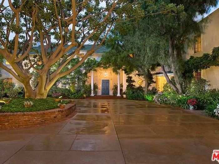 Known as the Samuel Goldwyn estate, it was built in 1934 and is over 10,000 square feet.