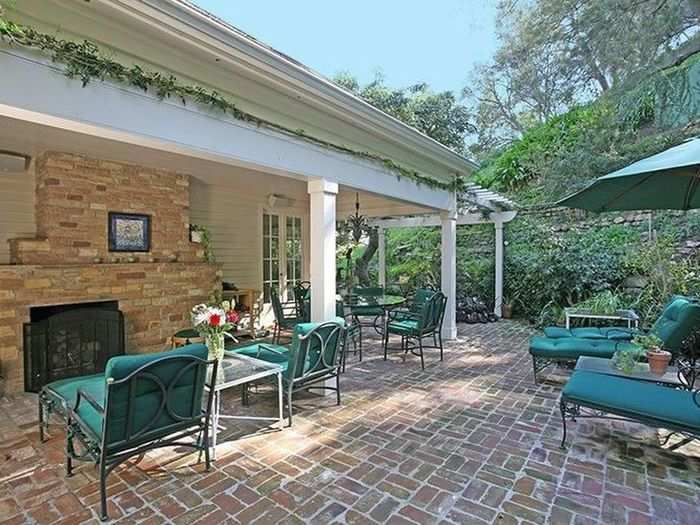 Built in 1941, the gated estate is situated on the north side of Franklin Canyon and sits on a 1.37-acre lot.