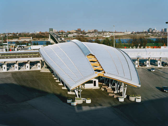 The neo-futuristic Canadian Plaza at the Peace Bridge, located in Fort Erie, has a bridge that links Buffalo, New York and Ontario, Canada.