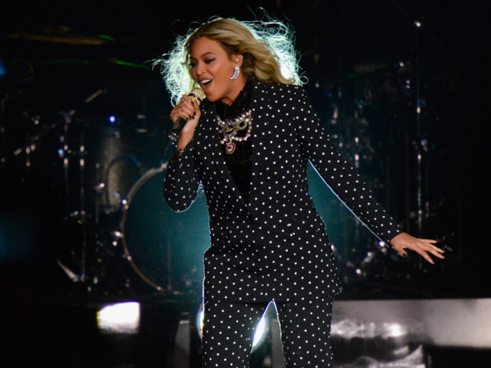 A few days later, she performed at the Get Out The Vote concert in support of Hillary Clinton and wore a loose, polka dot suit.