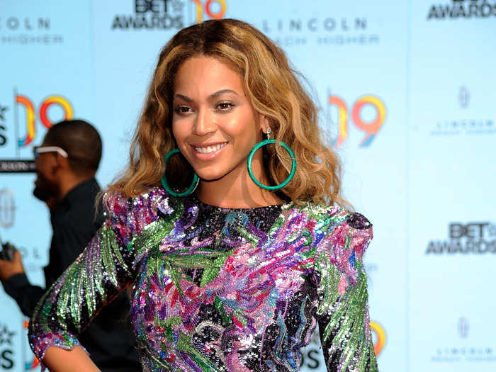 Beyoncé looked fabulous in this short, colorful dress she wore to the 2009 BET Awards.