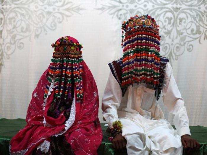 Deep reds, pinks, and purples are the colors of choice for a Pakistani bride. Some couples will place garlands around each other as a symbol of love and acceptance.