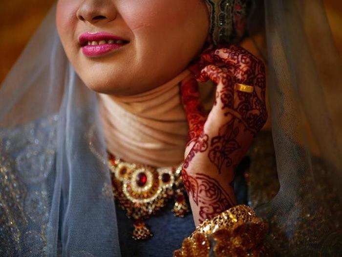 Three days before an Indonesian woman ties the knot, she may have her nails, hands, and feet painted with birds and flowers in henna.