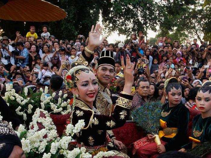 Some 8,000 inhabited islands make up Indonesia, and the fashion varies by region. Most brides dress in vibrant colors with heavy embroidery.