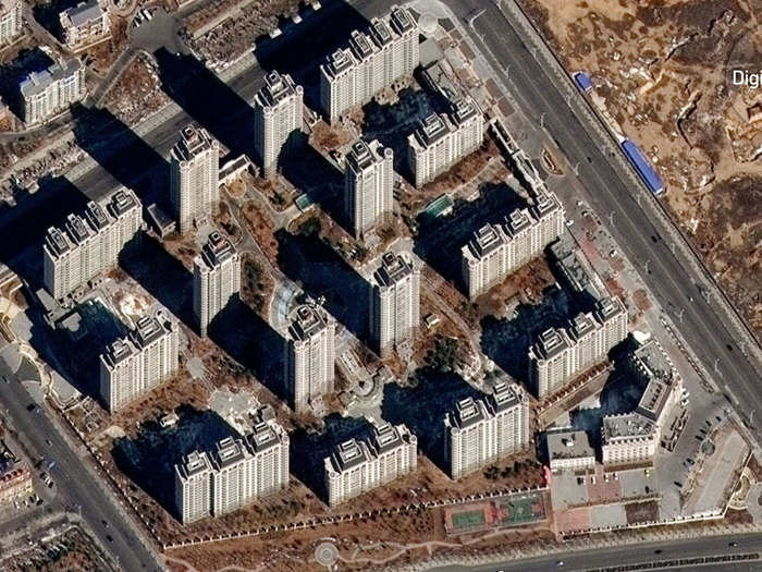 This development in Dongsheng is up and running but appears to have very few residents.