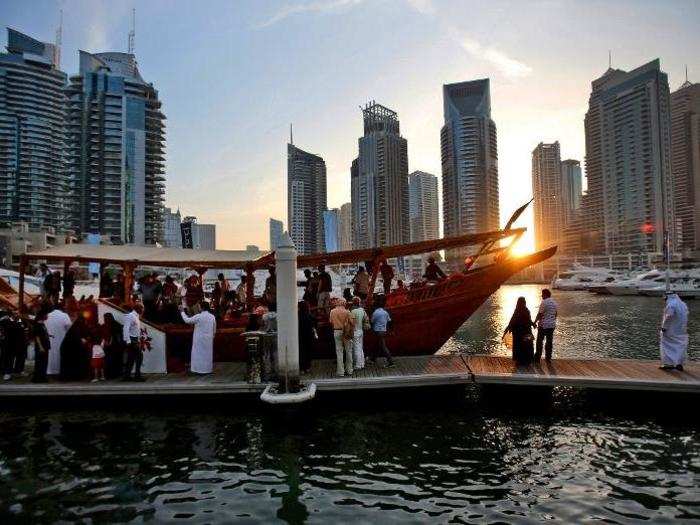 Before dinner, you can take a sunset cruise around the Marina with fellow tourists.