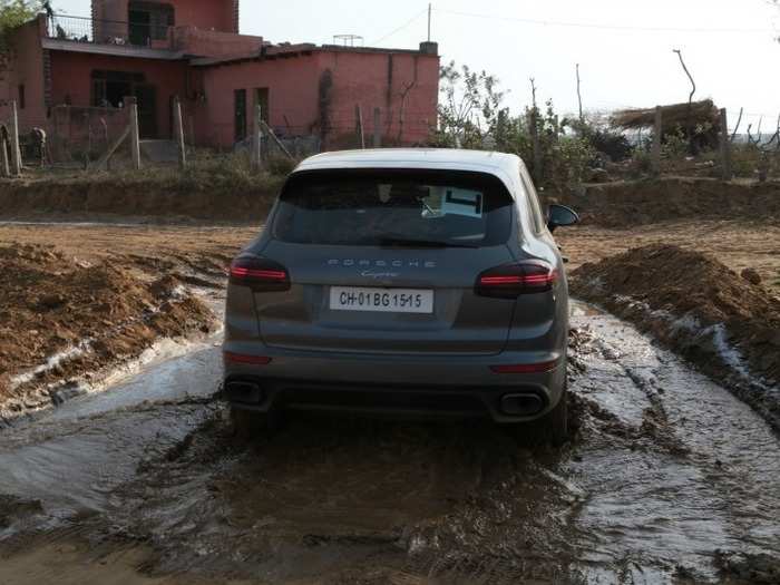  During the slush drive section of the track, Porsche Torque Vectoring Plus (PTV) in combination with the Porsche Traction Management (PTM) and Porsche Stability Management (PSM) systems, provided improved traction in the Cayenne. Thanks to the rear-axle differential lock, the PTV Plus system makes a positive impact by reducing rear wheel spin through targeted locking and braking interventions.