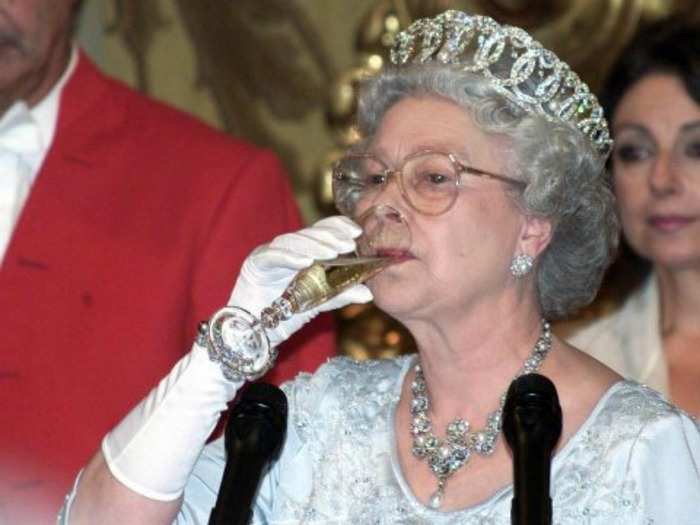 The queen loves having gin and Dubonnet cocktail before having her lunch.