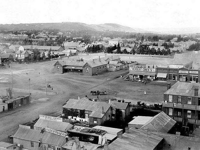 By 1900, over 100,000 people lived in Johannesburg.