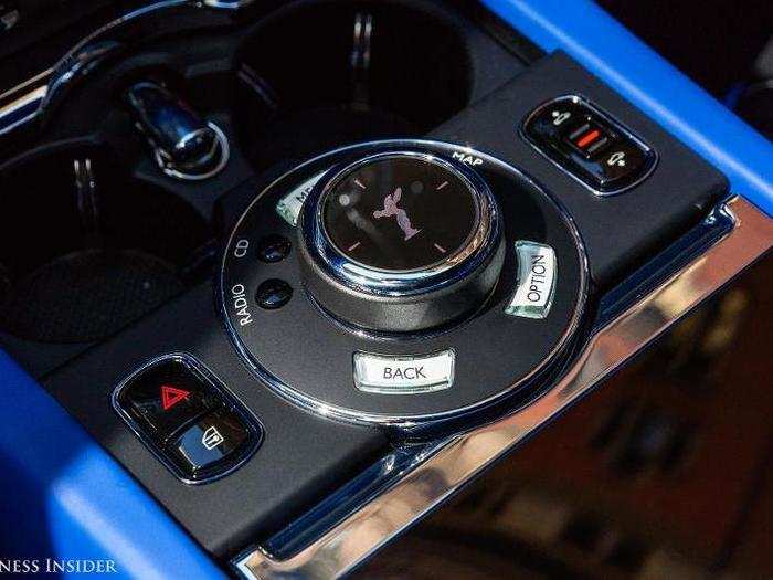 That brings us to the knob in the rear center console, which allows you to control the functions on the display screen. Personally, I would prefer a touchscreen, especially since you have to share the knob with another person. But it works just fine.