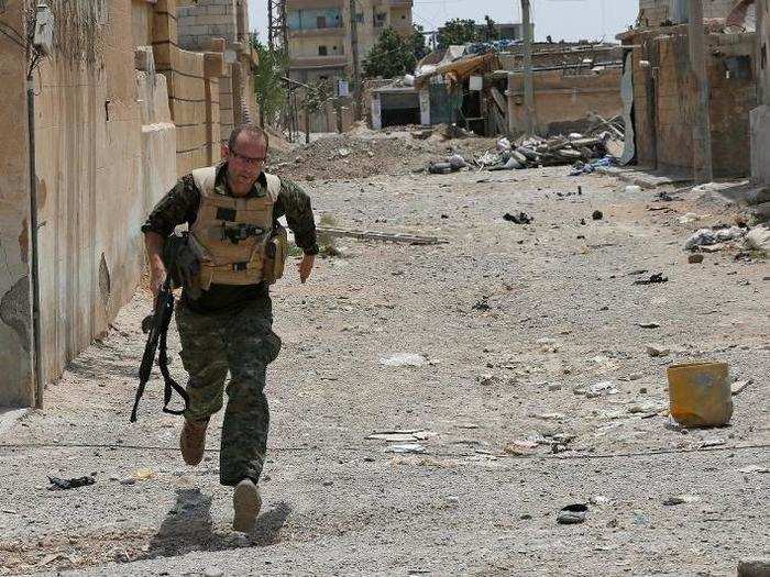 Here is another SDF volunteer, 30-year-old Macer Gifford from London, who can be seen running to avoid ISIS sniper fire.