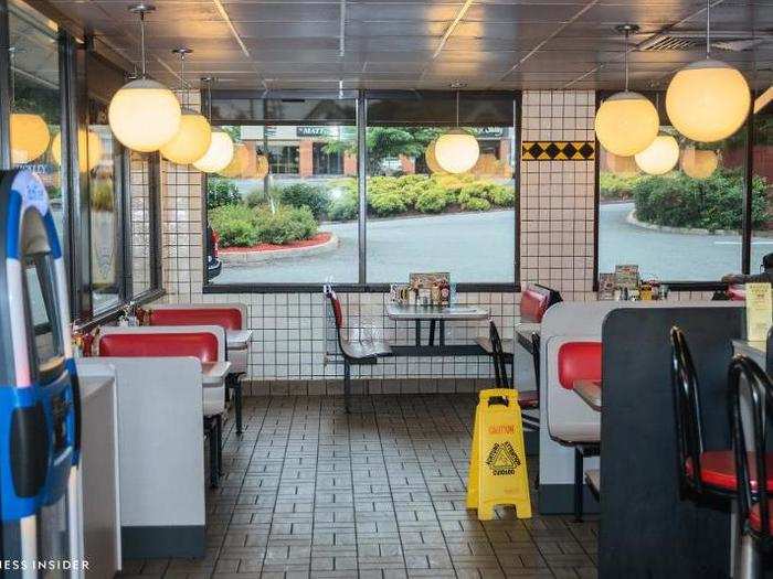 Inside, Waffle House has a classic diner feel. Subway tiles, vinyl booths, and the ubiquitous jukebox lend a comforting timelessness. The chain avoids jumping on the latest dining trends — no raw wood or industrial lighting fixtures here.