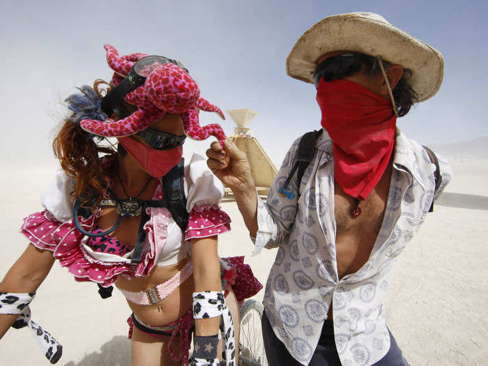 Goggles and bandannas worn on the face, to protect from sandstorms, also started showing up in more photos.