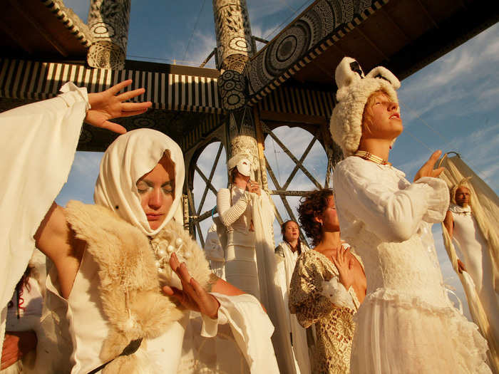 Many women started wearing white dresses, which would turn light brown from sand exposure by the end of the event.