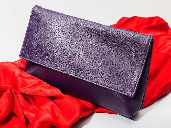 Etihad offers two different first class amenity kits both with leather cases by Christian Lacroix. Female passengers get a plum fold over bag designed to double as a stylish clutch.