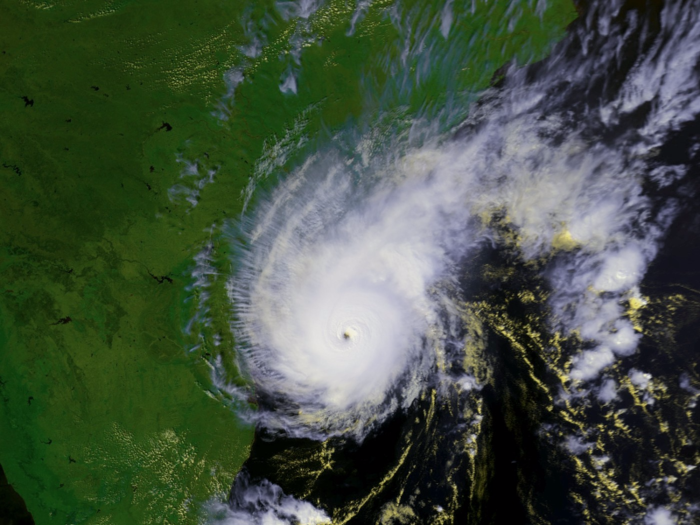 Kavali Cyclone (1989) — 902 people