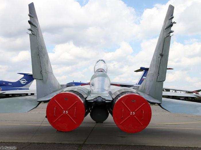 The first pictures of the MiG-29SMT in Syria showed one of the Fulcrums carrying two KAB-500 bombs.