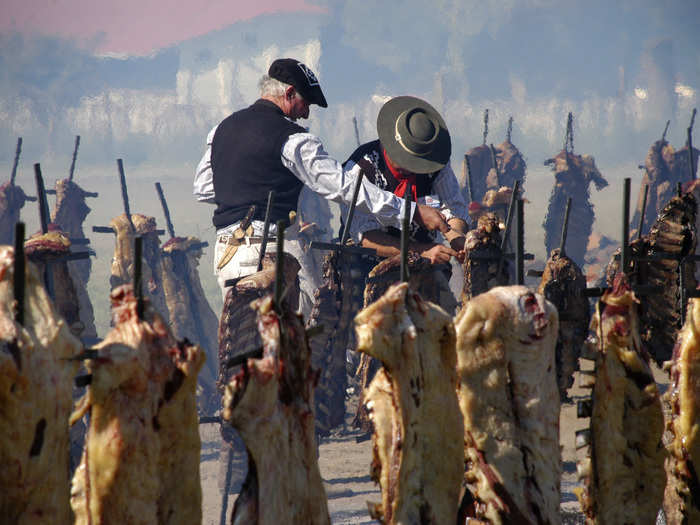 In their attempt to break the Guinness World Record for the "Biggest Barbecue in the World," about 30,000 people grilled 13,713 kilos of beef.