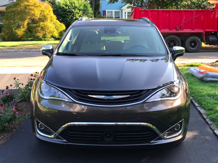 The design is actually quite elegant, stately even. Far more eye-catching than the Toyota Sienna and not quite as flashy as the Honda Odyssey. The lines flow into each other nicely, as typified by the the suave proportions of the front end.