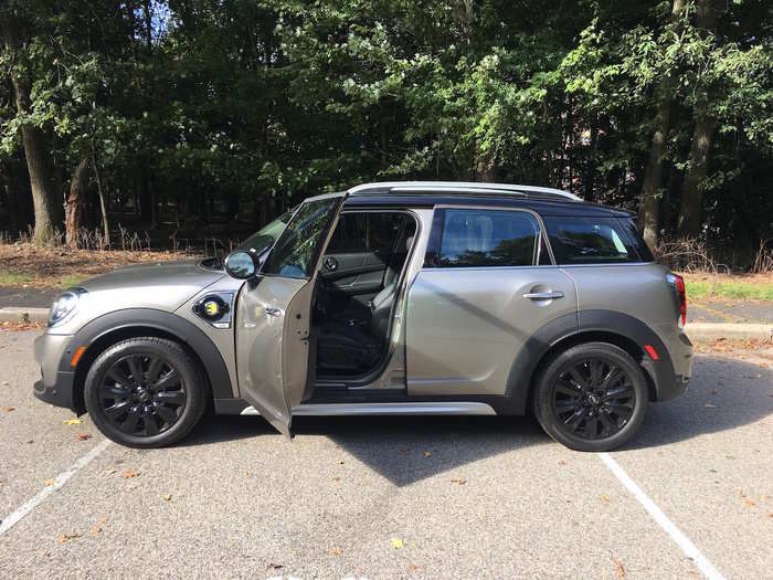 The first thing I noticed driving this car was how comfortable and high up I was. I felt like I could survey the entire highway. I