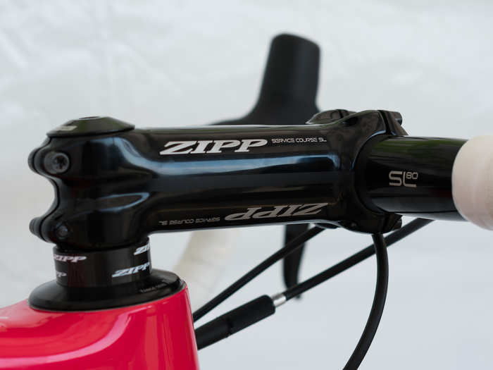 The super-stiff Service Course SL stem from ZIPP helps transfer power effectively.