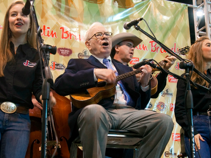 Buffett formed a friendship with her father Bill, a professor and mandolin player who knew his parents. They would jam out together in the Thompson residence, giving Buffett the opportunity to call on Susan.