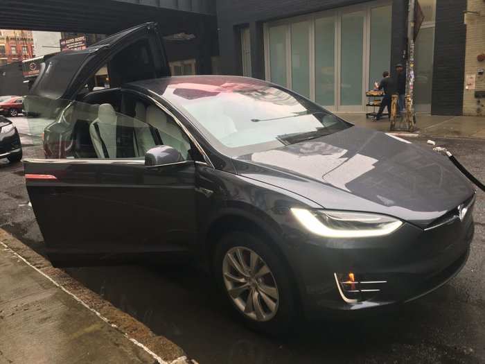 A bit later, Tesla brought a Model X to rainy Manhattan, and my colleague Ben Zhang and I spent some time driving around.