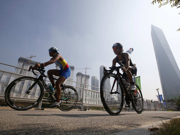 Fifteen miles of bike lanes go through the district, connecting to a larger 90-mile network in Songdo City.