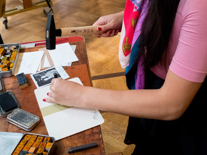 We opted for the Polaroid. Afterwards, you can decorate the photo with metal or rubber stamps. You also get a card to hold the photo in.