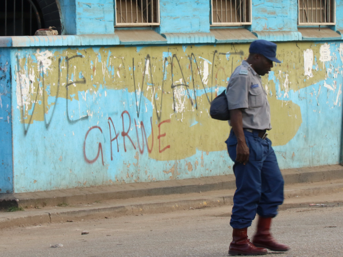 The fired Vice President, Emmerson Mnangagwa, in addition to having the support of the army, does have supporters among the general public. The graffiti below is in support of Mnangagwa.