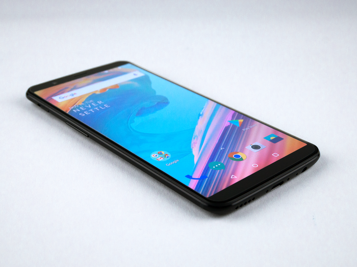 Indeed, the narrower bezels on the OnePlus 5T make for a strikingly beautiful, minimally designed device.