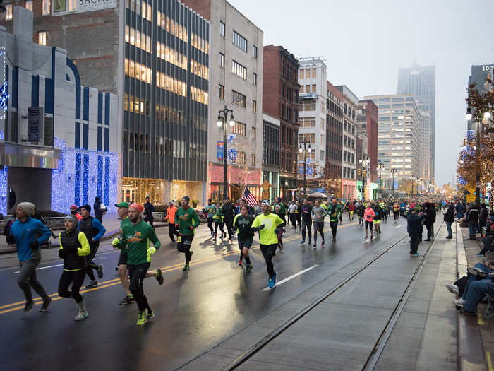 Before the parade begins, the city has road races, including the 1-mile Mashed Potato Mile, 5K Stuffing Strut, and 10K Turkey Trot.