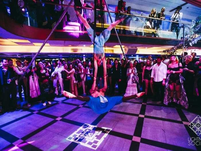 From 5 p.m. to the end of the party, there were nearly nonstop performances on the dance floor. Aerialists Marcus Anthony and Françoise Voranger impressed us on an aerial silk rig strung from the boat ceiling.