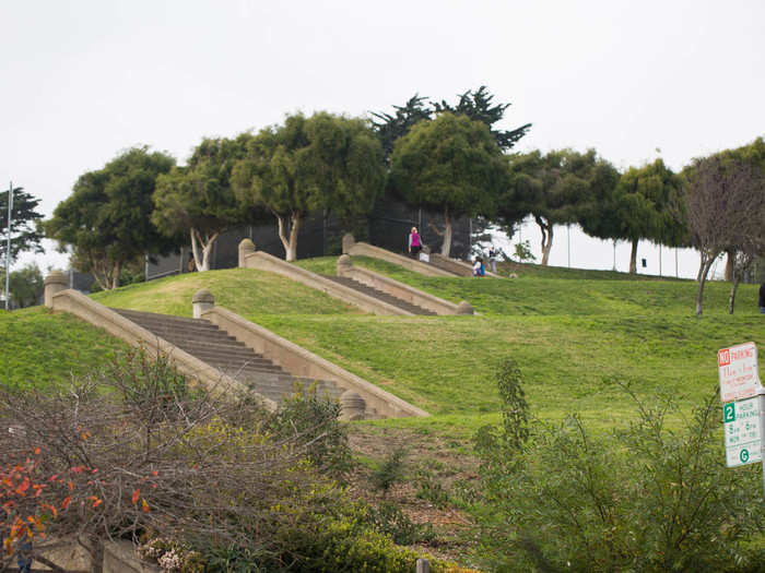 A quick detour off Fillmore Street brought me to Alta Plaza Park, a former rock quarry that now features a large lawn area, two tennis courts, a children