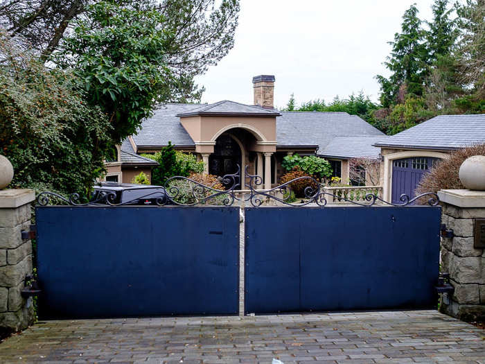 The houses on the waterfront side of Evergreen Point Road were all blocked by high gates. The mansions looked massive but it was hard to see inside.