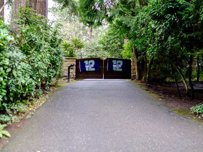 Former Microsoft CEO Steve Ballmer, who currently owns the Los Angeles Clippers, lives next door. The relatively modest house has only four bedrooms and is located on two acres.