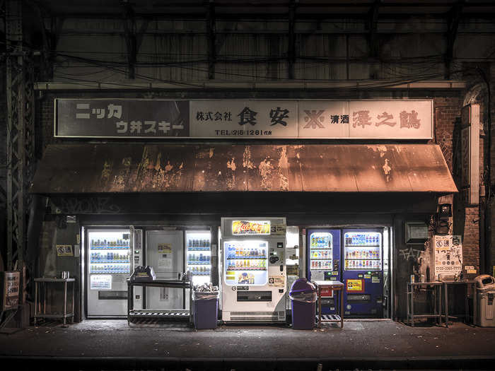 Journalist Tsutomu Washizu, who has written a book on the history of vending machines in Japan, has attributed Japan